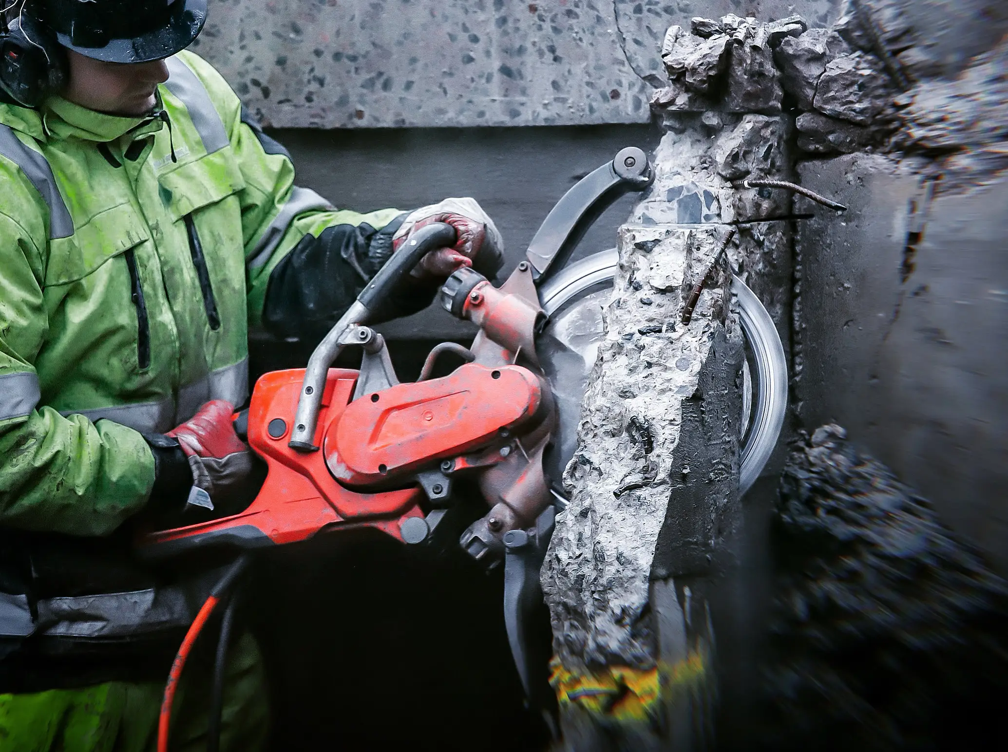 Man som utför sågning i betong.