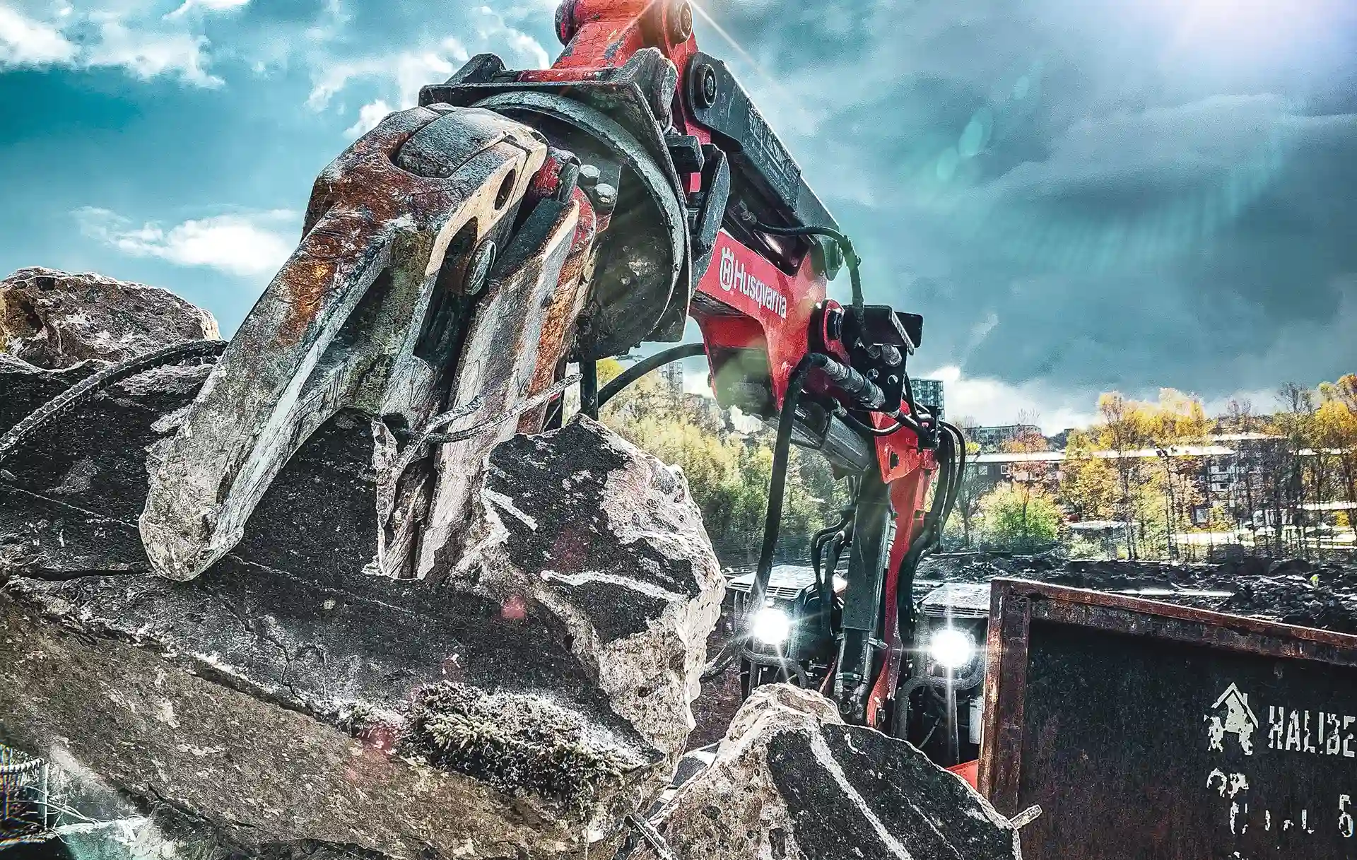 En maskin som utför rivning på byggarbetsplats.